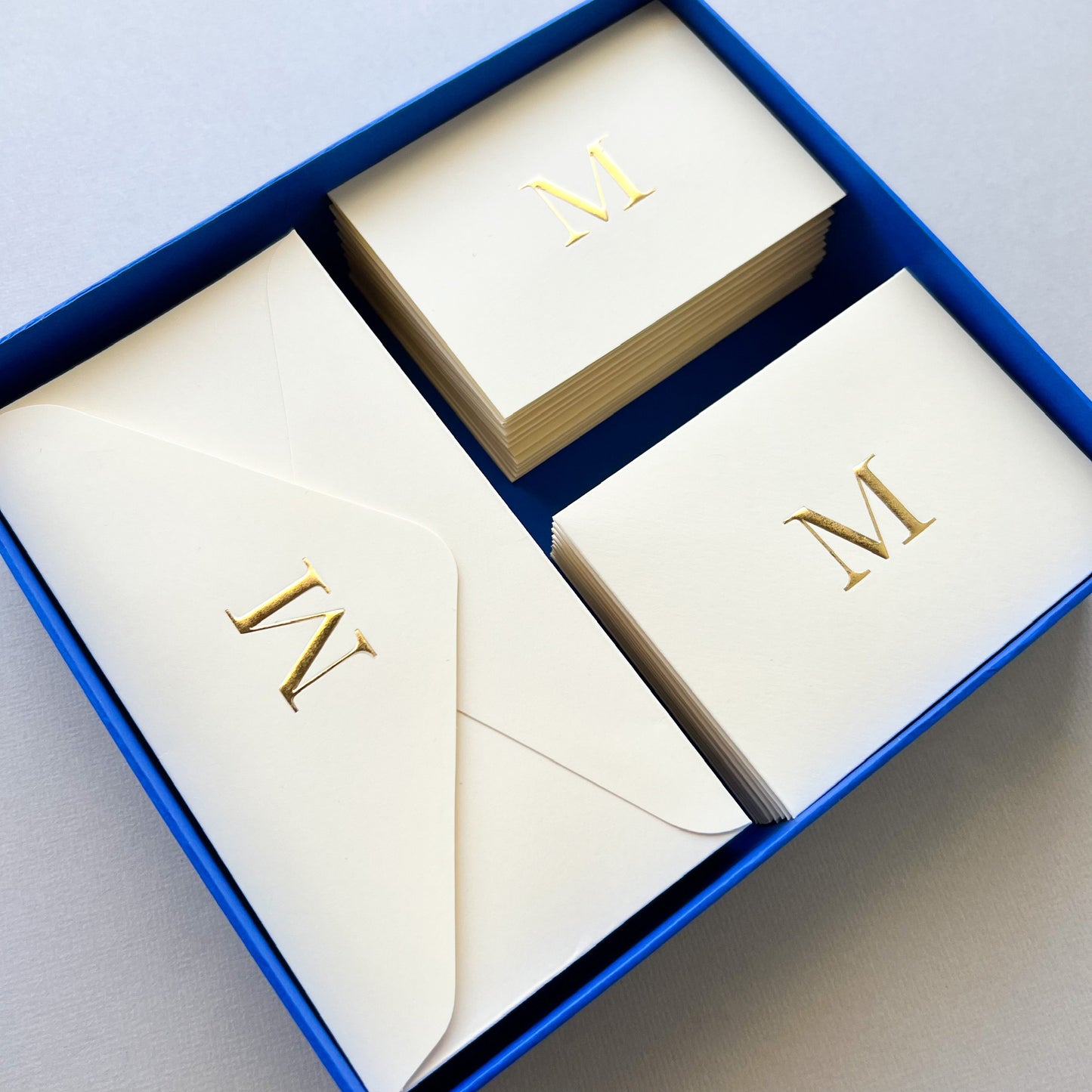 Caja de papelería azul