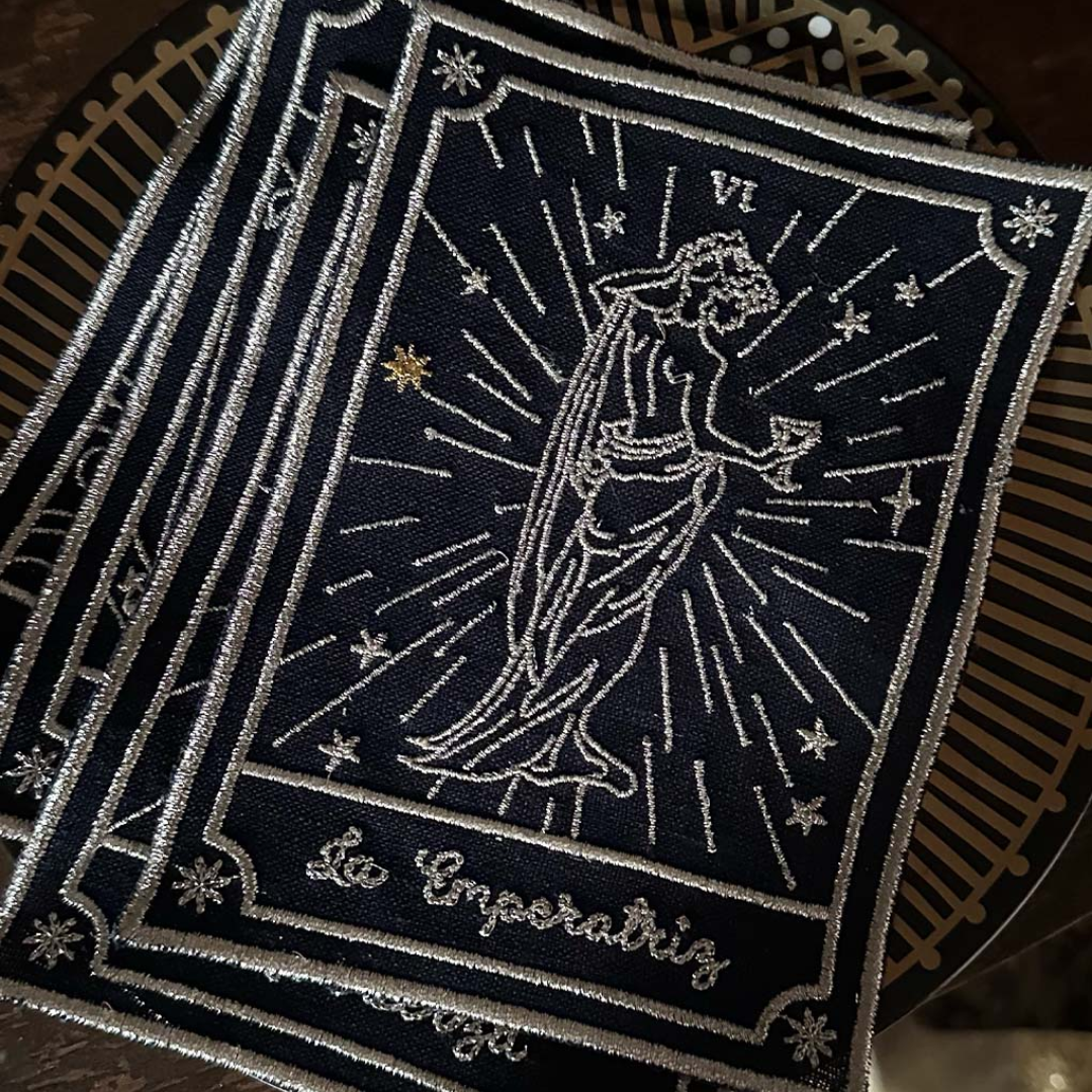 Cocteleras Talisman en Lino con Bordado Plateado. Set de 4