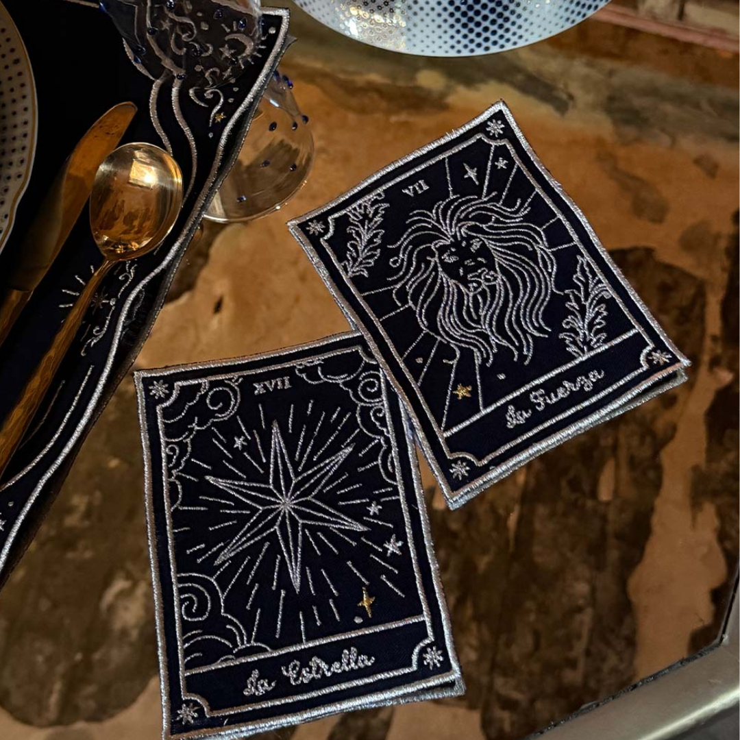Cocteleras Talisman en Lino con Bordado Plateado. Set de 4